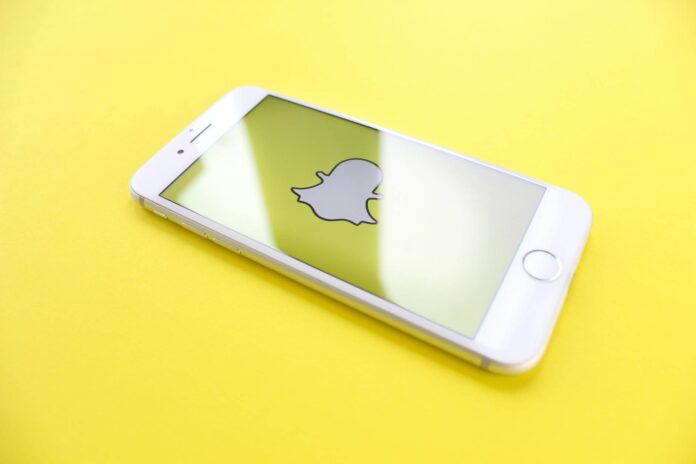 snapchat-will-insert-ads-into-stories-and-pay-the-creators/